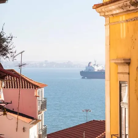 Incroyable Vue Sur Le Panthéon Dans L'alfama